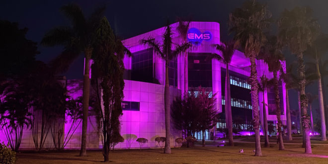 EMS abraça campanha contra câncer de mama e ilumina fachada com as cores do ‘outubro rosa’