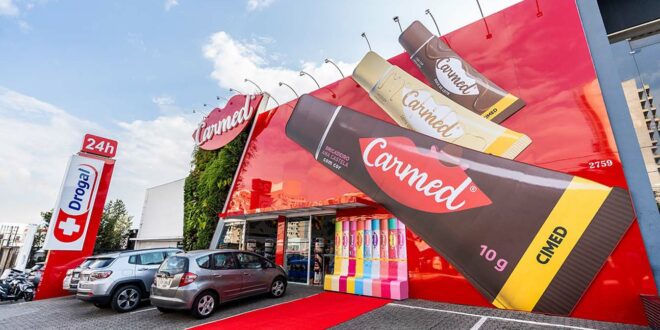 Cimed transforma fachadas de farmácias em ativação de Carmed