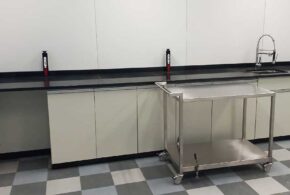 Comtec fornece carros de inox com e sem sapata niveladora